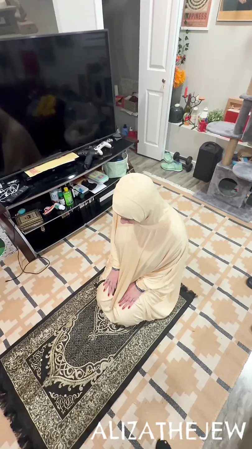 Muslimah prays, infidel uses
